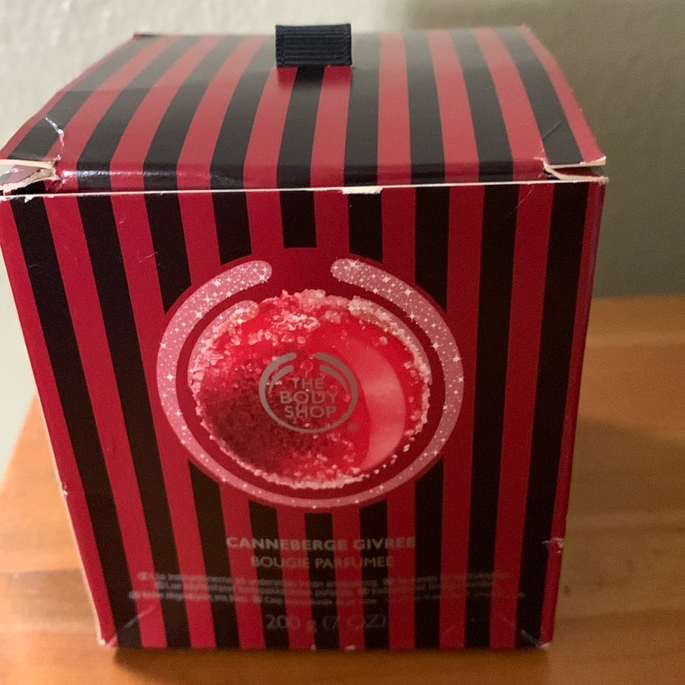 NIB The Body Shop Frosted Cranberry Candle